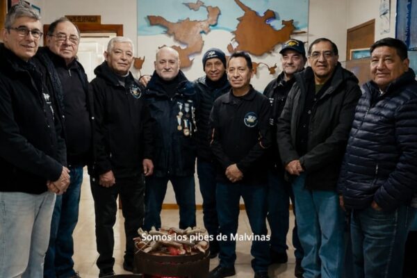 Los "pibes de Malvinas" buscan camiseta firmada para el Museo de la Guerra