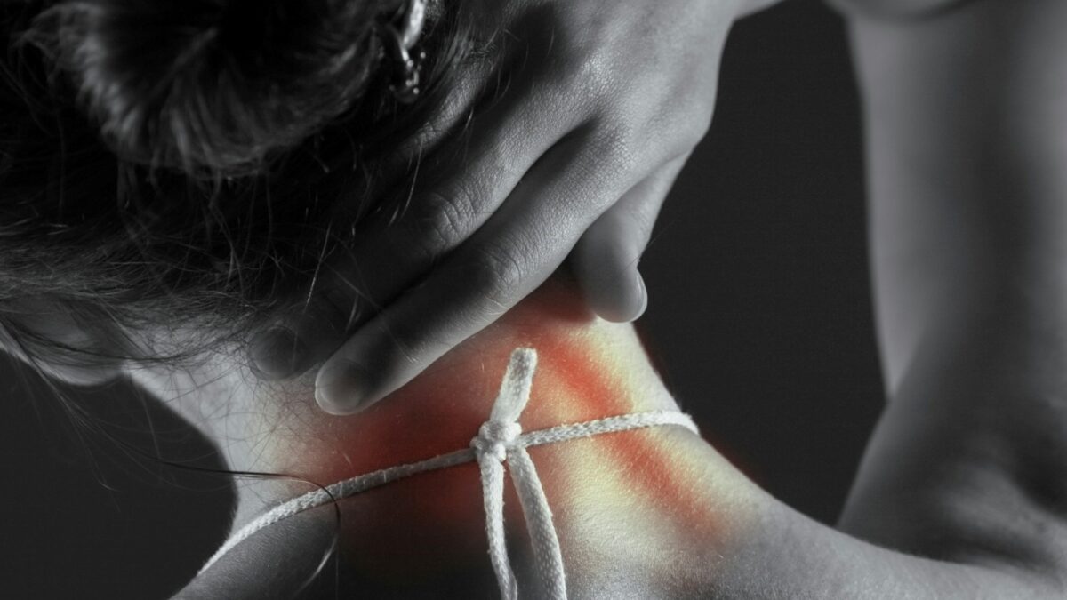 Aina vivió distonía cervical: trastorno que obliga a girar el cuello sin control