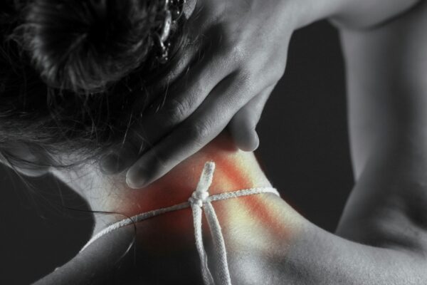 Aina vivió distonía cervical: trastorno que obliga a girar el cuello sin control