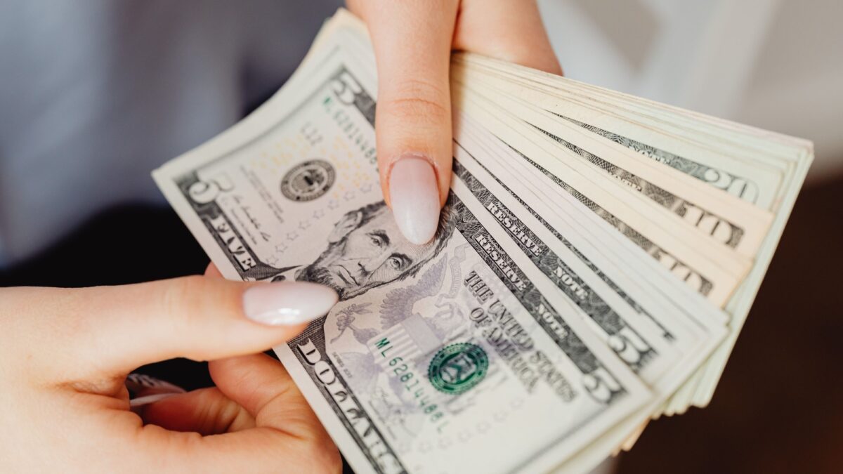 Dólar rompe $1.460 y riesgo país escaló a 435 en jornada tensa
