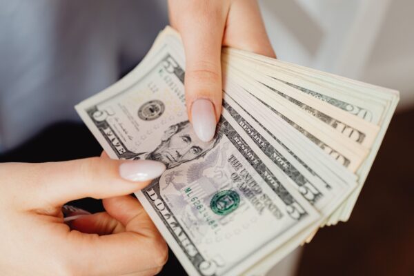 Dólar rompe $1.460 y riesgo país escaló a 435 en jornada tensa
