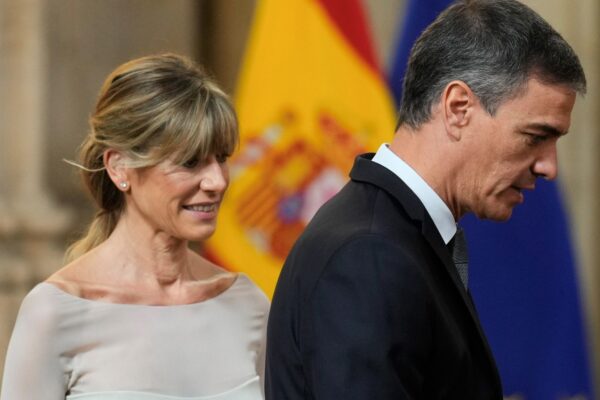 Begoña Gómez enfrenta juicio por cuatro delitos y prohibición de salida de España