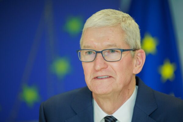 Tim Cook alerta sobre subidas de precios por crisis de RAM en Apple