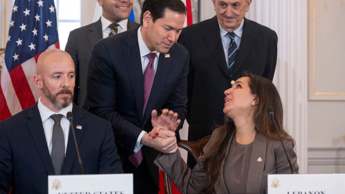 Estados Unidos bombardea Irán por ataque a buque en Ormuz; firma acuerdo tripartito en Washington