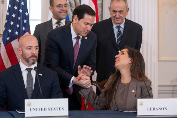 Estados Unidos bombardea Irán por ataque a buque en Ormuz; firma acuerdo tripartito en Washington