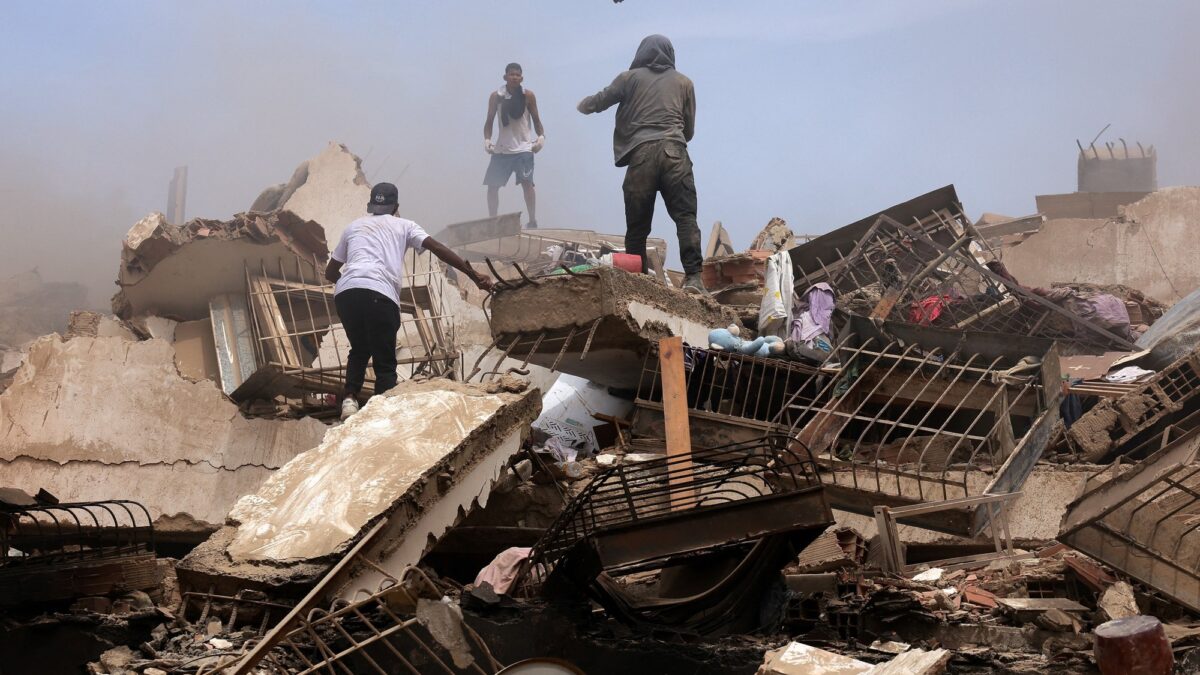 Mamá busca a hijo atrapado en escombros tras terremoto en Venezuela