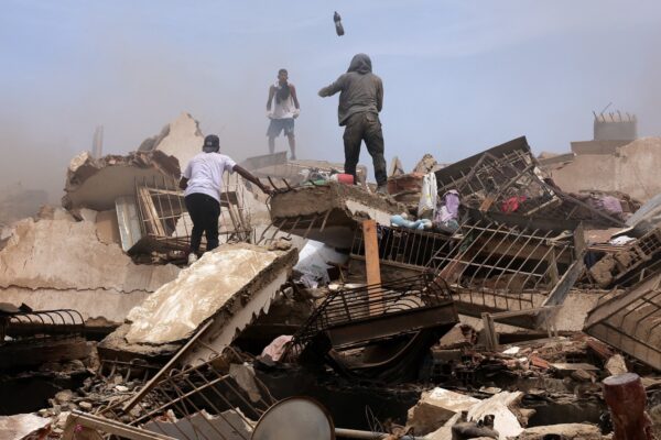 Mamá busca a hijo atrapado en escombros tras terremoto en Venezuela