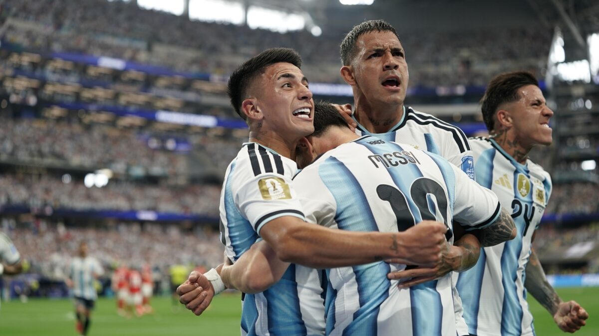 Facundo Medina: el lateral que conquistó a Messi en el Mundial