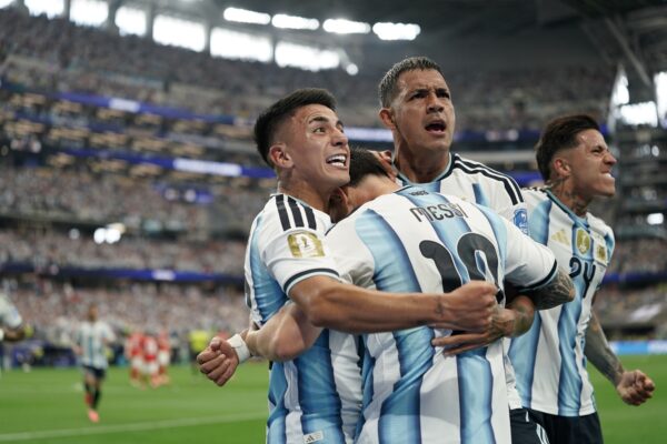 Facundo Medina: el lateral que conquistó a Messi en el Mundial