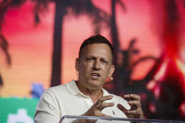 Descubren el club secreto de Peter Thiel y su red de poder global