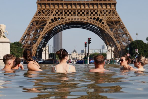 Francia enfrenta calor récord con 40 muertos y cierre de Torre Eiffel