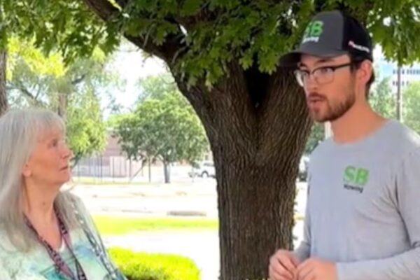 Joven cortó el césped gratis a jubilada y recaudó 680 mil dólares con campaña