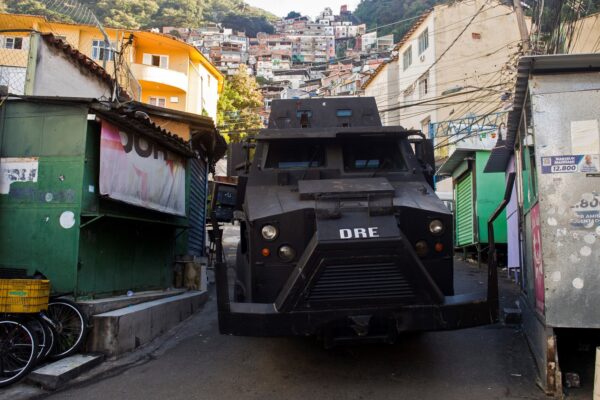 Turistas atrapados en mirador de favela durante operativo policial en Río
