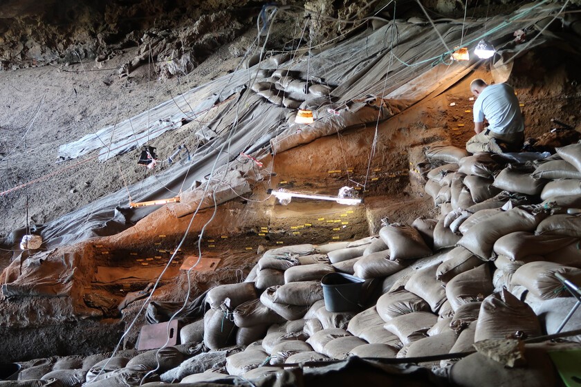 Descubren evidencia de lechos prehistóricos en cueva de África