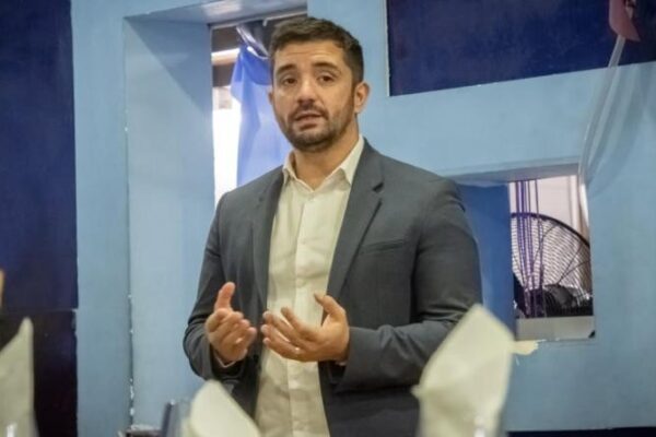 Balladares denuncia decepción en manejo político de Lanús