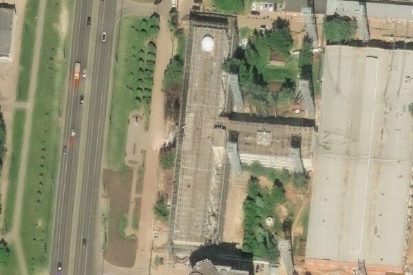 Rusia cubrió un edificio con jaula antidrón; Ucrania lo convirtió en decorado de acción