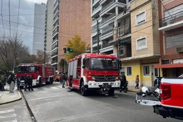 Incendio en Lomas de Zamora: evacuaron edificio y mujer hospitalizada