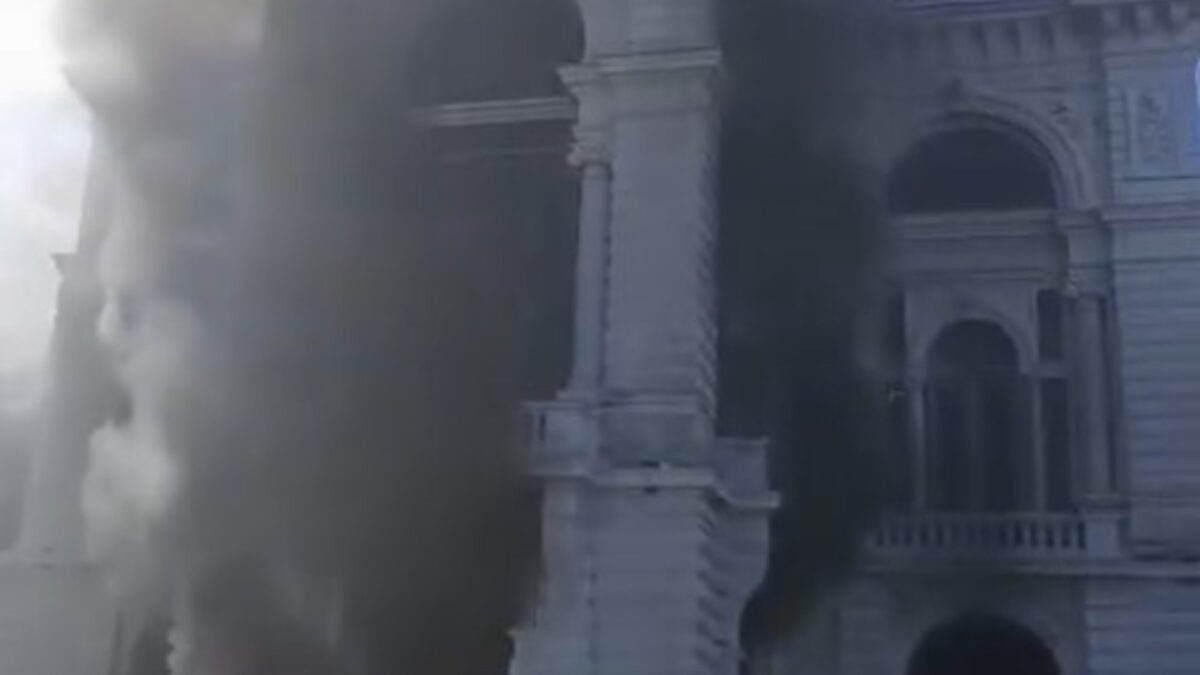 Incidentes con cooperativistas en acceso a la municipalidad de La Plata