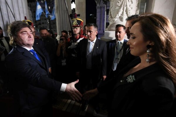 Milei y Adorni viajan a Rosario para participar en acto del Día de la Bandera