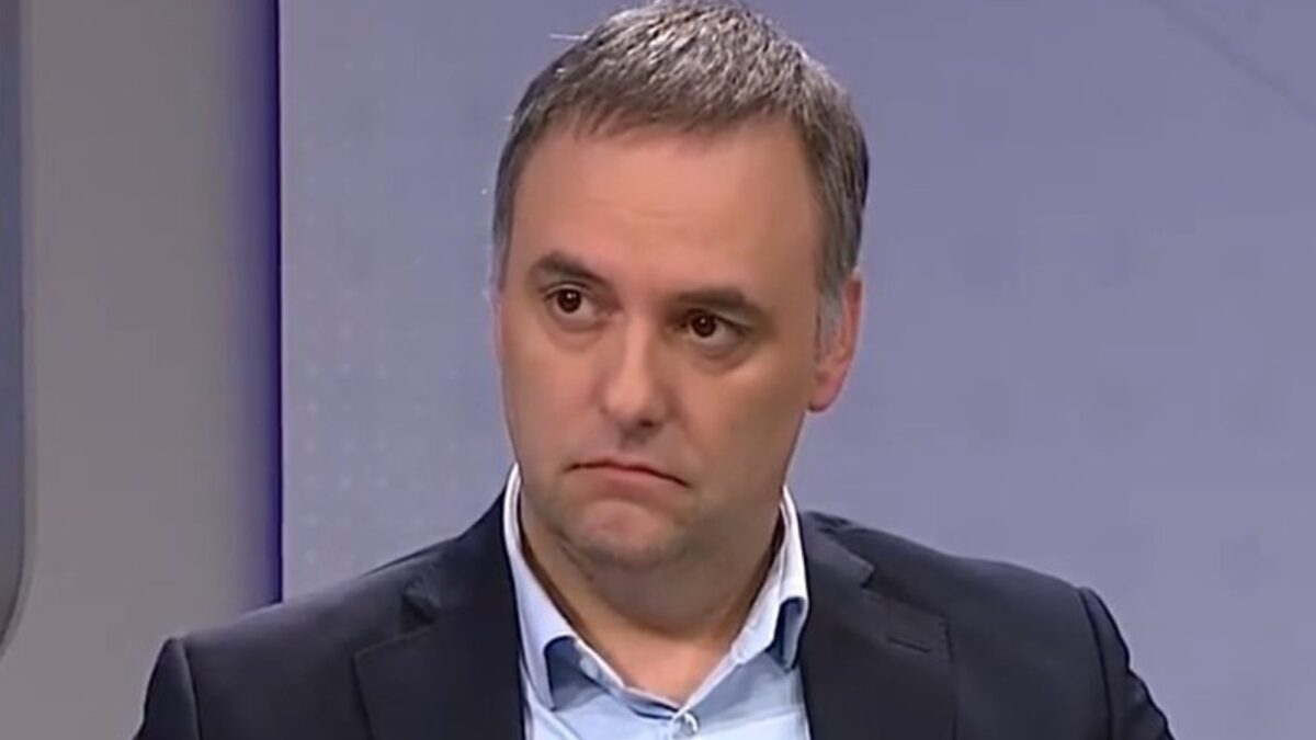 Milei regresó de España; se define situación de Adorni