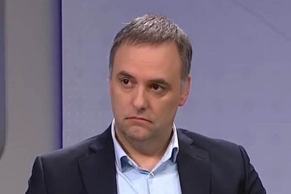 Milei regresó de España; se define situación de Adorni