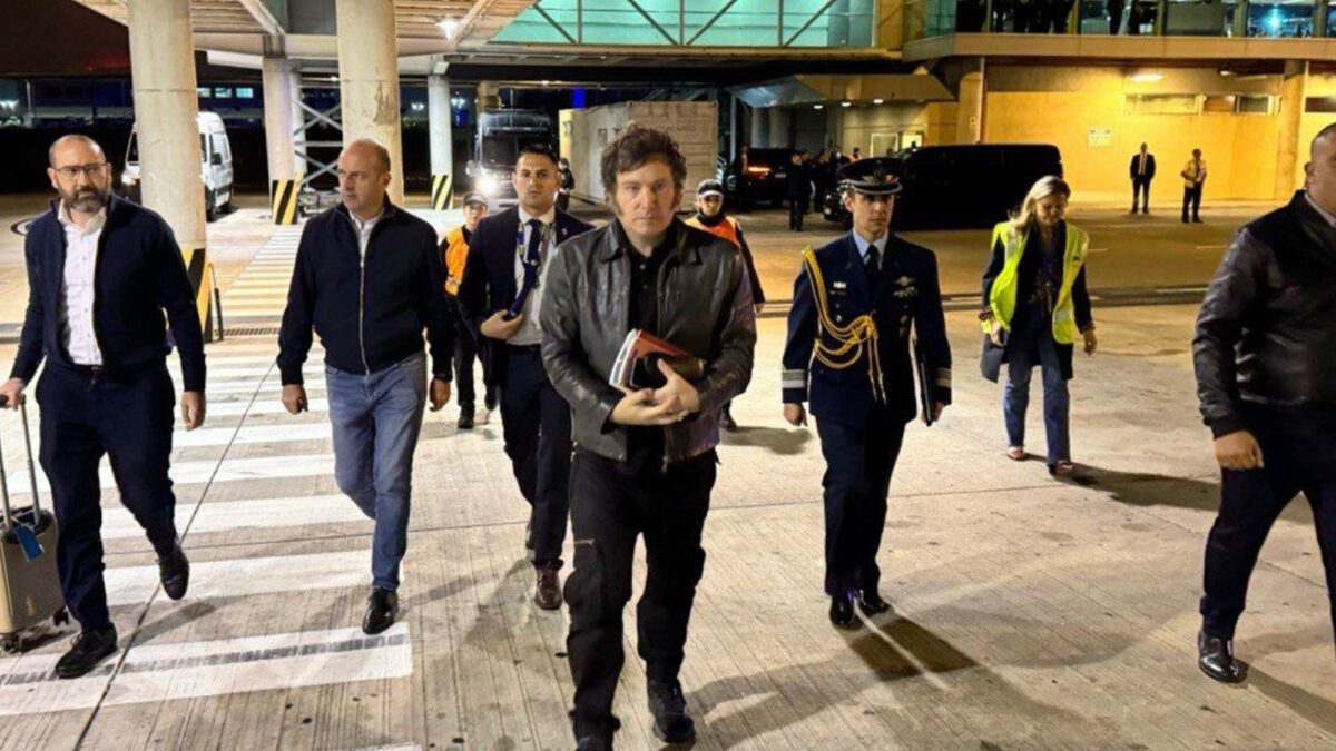 Javier Milei viaja a España tras retrasar debate sobre Adorni