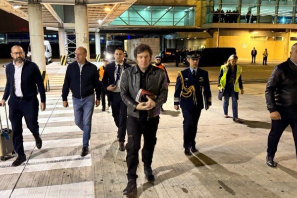 Javier Milei viaja a España tras retrasar debate sobre Adorni