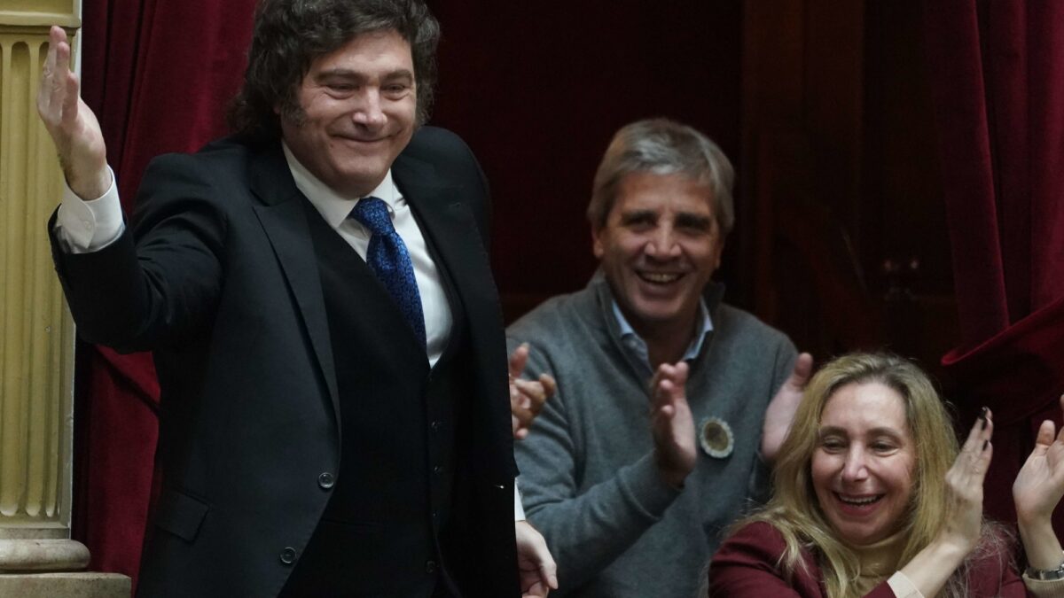 Milei maneja crisis tras renuncia de Adorni y suena Santilli como sucesor
