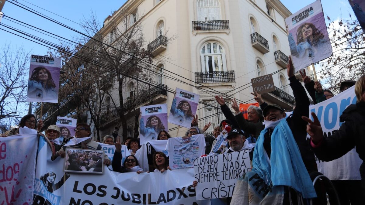 Jubilados de Lomas de Zamora protestan frente a San José 1111 por políticas de CFK