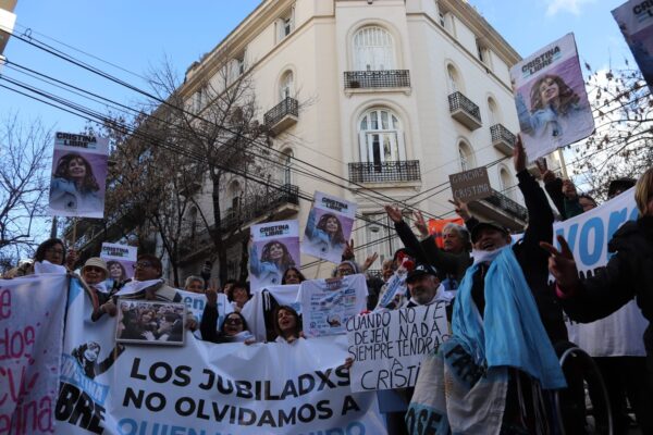 Jubilados de Lomas de Zamora protestan frente a San José 1111 por políticas de CFK
