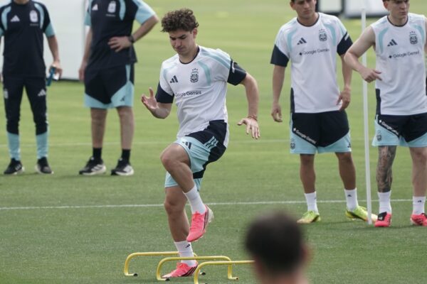 Alvarez óptimo para debut, recicla debate por el "9" con Lautaro