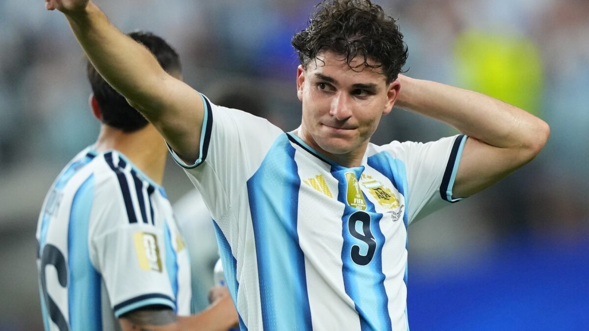 Julián Alvarez pide traspaso y apunta a Barcelona en mercado europeo