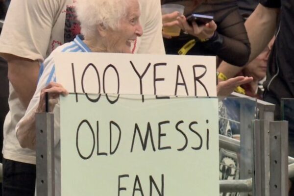 Abuela de 100 años, fanática de Messi, se volvió viral en partido de Argentina
