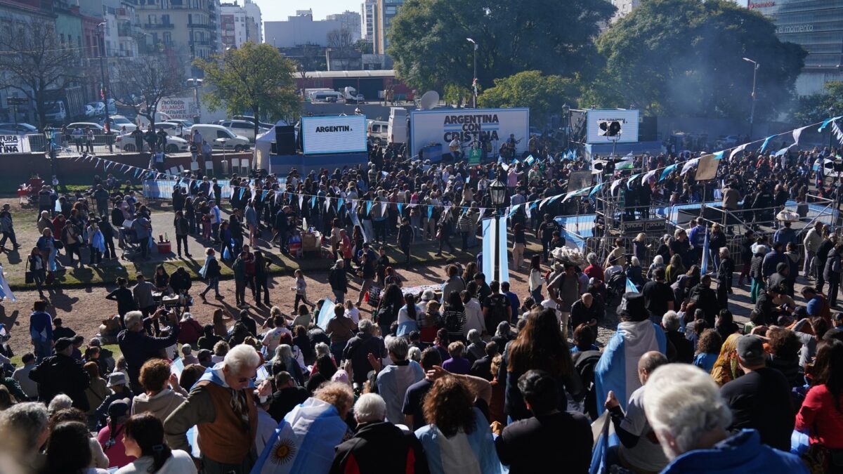 La militancia K organiza banderazo en Parque Lezama por liberación de Cristina Kirchner