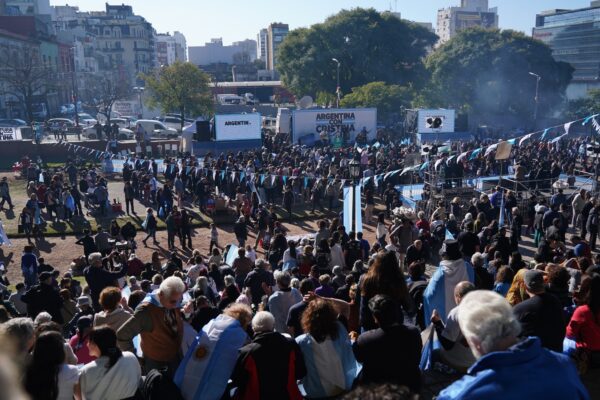 La militancia K organiza banderazo en Parque Lezama por liberación de Cristina Kirchner