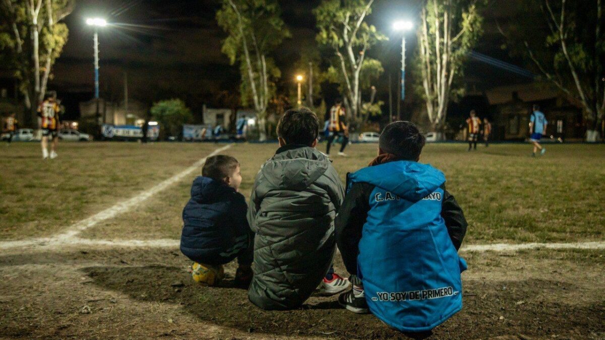 Lanús celebró la inauguración de la nueva iluminación de la cancha histórica del Club 1° de Mayo