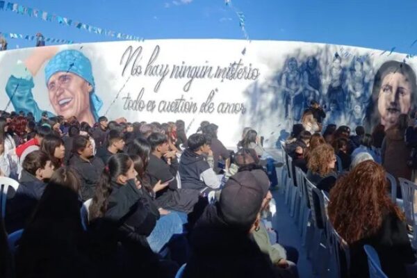 Escuela 49 de Lomas de Zamora inaugura mural que une a Leonardo Favio y Adriana Acosta