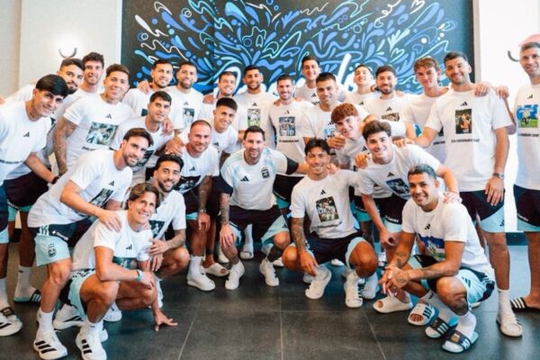 Selección Argentina celebró cumpleaños de Messi con regalo sorpresa