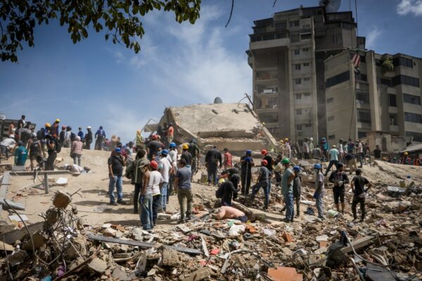 Venezolanos buscan a víctimas entre escombros en Caracas