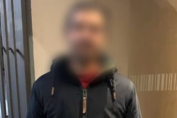 Iraní detenido tras condena por red de pasaportes falsos