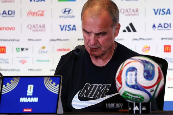 Marcelo Bielsa analiza partido clave contra España en Mundial