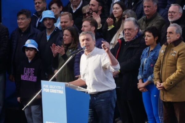 Máximo Kirchner criticó interna del peronismo en banderazo por Cristina