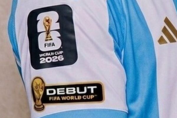 Messi y Dibu Martínez tendrán parches especiales en el Mundial