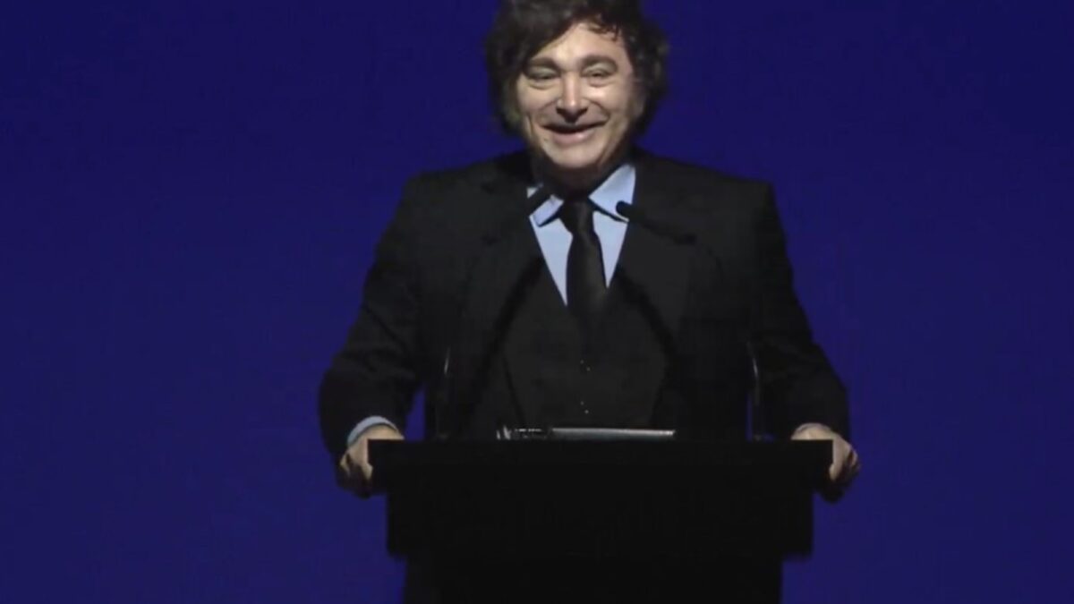 Milei criticó a medios y política en gala de Fundación Faro