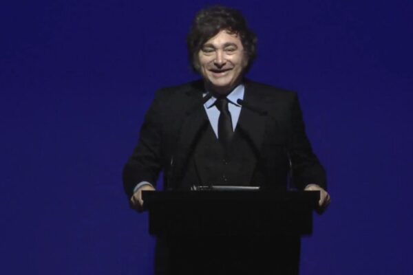 Milei criticó a medios y política en gala de Fundación Faro