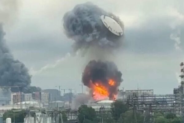Moscú bajo fuego: un ataque ucraniano a gran escala alcanzó una refinería y arrasó su techo