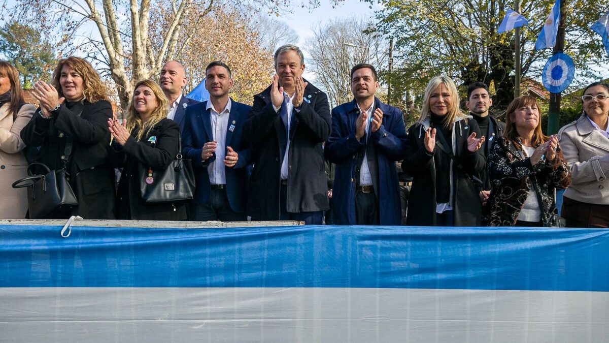 Multitudinaria promesa de lealtad a la Bandera de alumnos en Burzaco