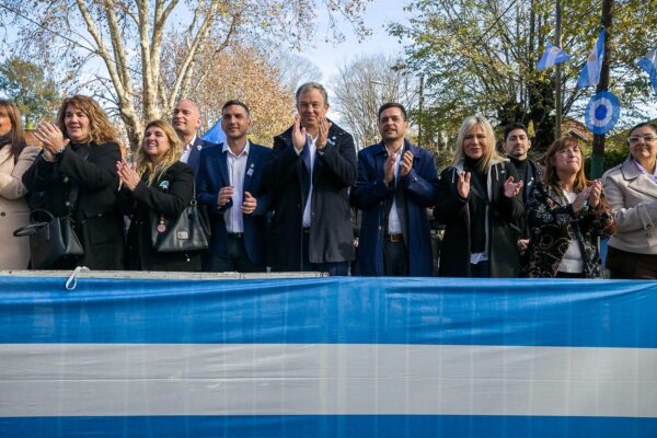 Multitudinaria promesa de lealtad a la Bandera de alumnos en Burzaco