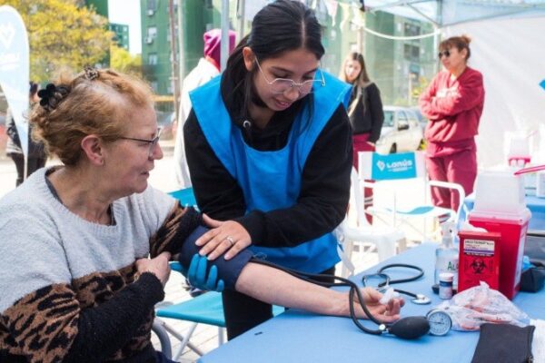 Operativo sanitario en Remedios de Escalada: servicios gratuitos de salud en plaza El Morro