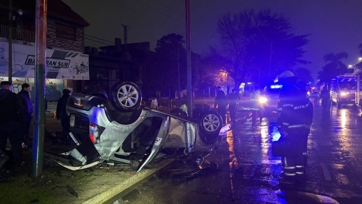 Vuelco policial en Burzaco deja detenidos y vehículo destruido